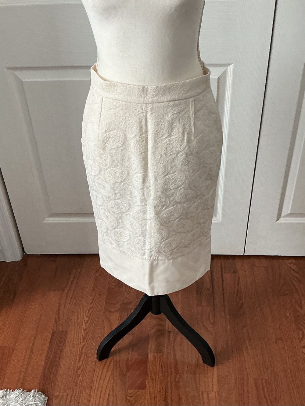 BCBGMaxAzria Cream Embroidered Pencil Skirt